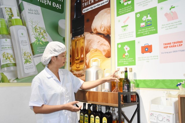  “Cô Dừa” theo đuổi đam mê ứng dụng dầu dừa vào mỹ phẩm